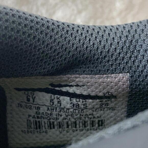 Nike Jr Mercurial Vapor 12 Club Soccer Cleats AH7350-070 Dark Grey Sz 6Y Shoes - Picture 9 of 9